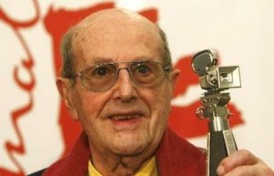 manoel-de-oliveira-recogiedo-el-premio-honorifico