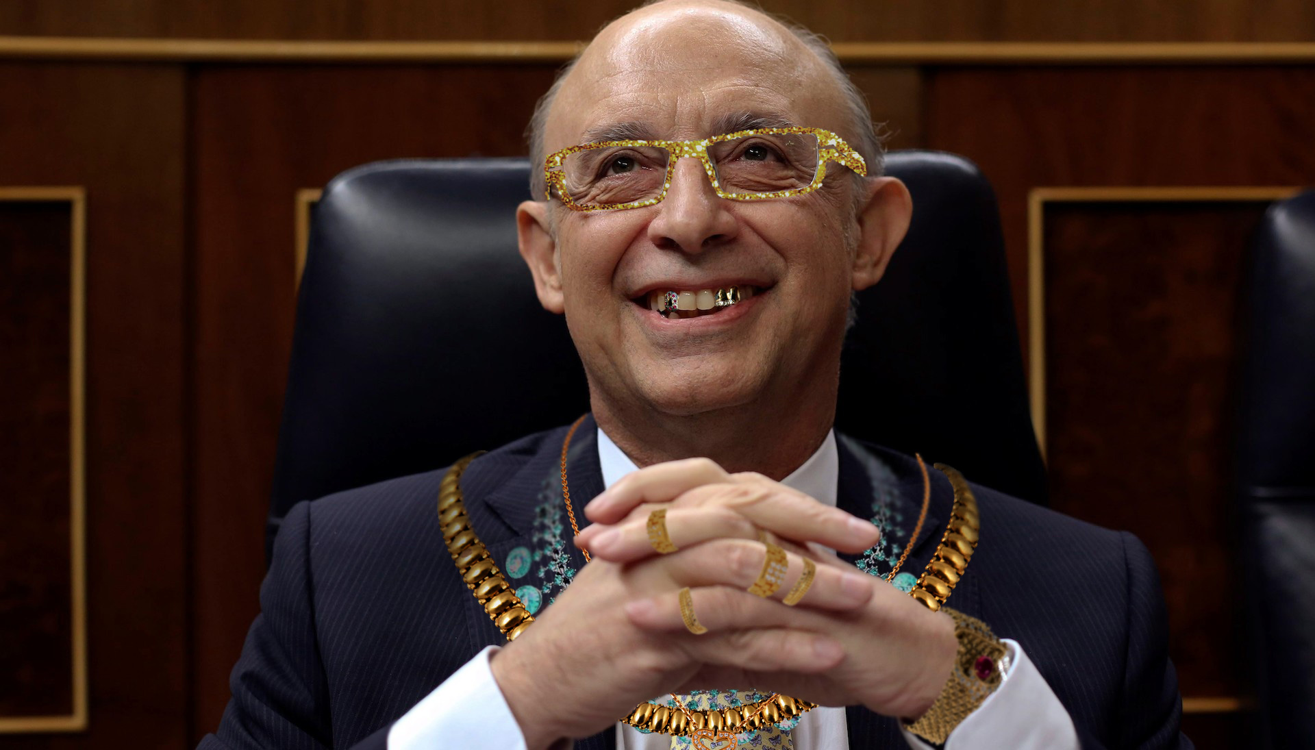 montoro - El ministro de Hacienda comparece cubierto de joyas y diamantes para detallar la última recaudación