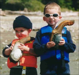 Anthony y Mark junto a los niños que les acogieron.