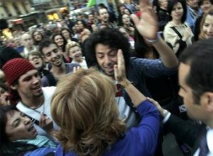 La presidenta consuela a un joven que ya ha visto el filme.