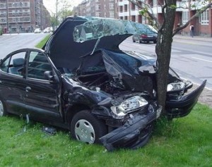 El coche se ha empotrado contra un árbol.