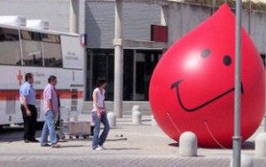 Algunos sospechan que la sangre se usa para llenar gotas gigantes de plástico.