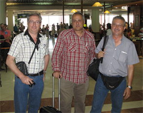 Tres pasajeros, en el aeropuerto, preocupados por nadie.